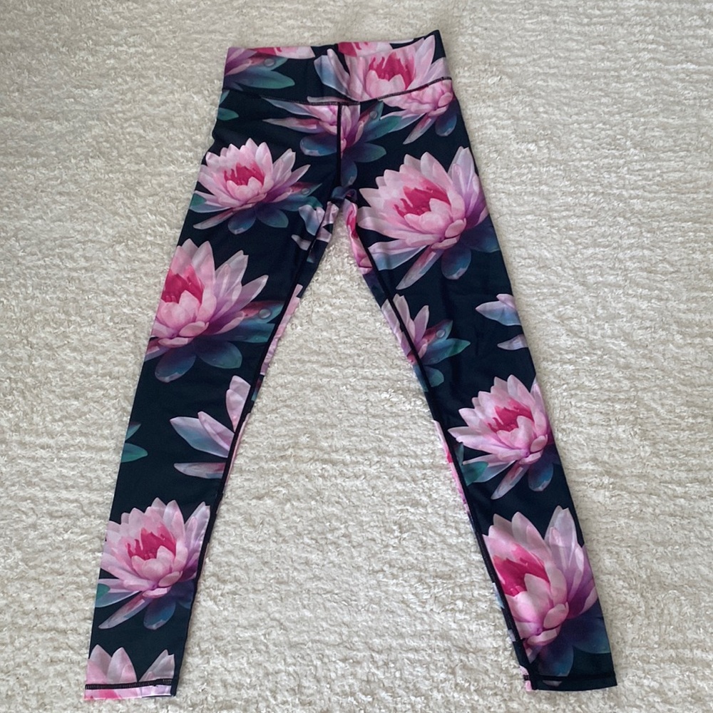 Yoga pants with 🌸 pattern